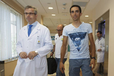 Alberto Contador with Dr. Manuel Leyes at the CEMTRO Clinic