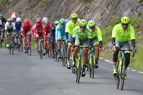 Tinkoff lead the pack in rainy Basque Country
