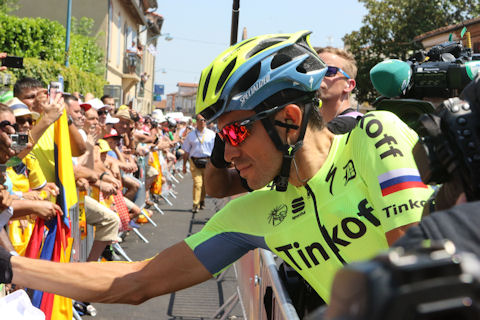 Contador flexes sore shoulder before Stage 7