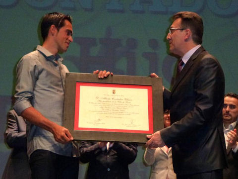 Alberto Contador with the mayor of Pinto